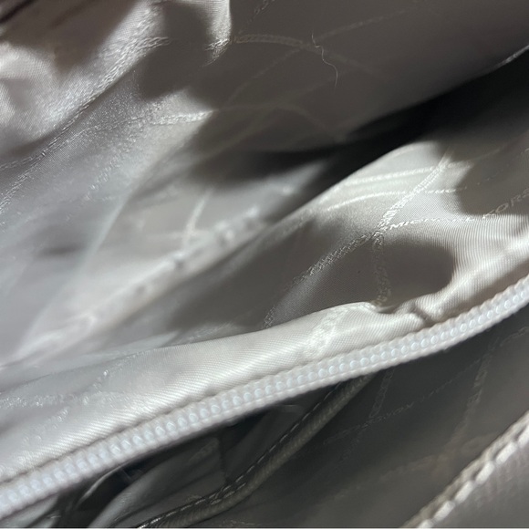 Micheal Kors Voyager Tote Bag - Picture 11 of 13